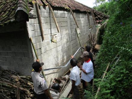 Dampak Hujan Lebat dan Angin Kencang di Desa Sepang : Satu Rumah Warga Rusak Ringan