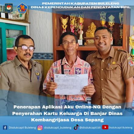 Penyerahan Dokumen Kependudukan Kartu Keluarga Kepada Warga Banjar Dinas Kembang Rijasa.